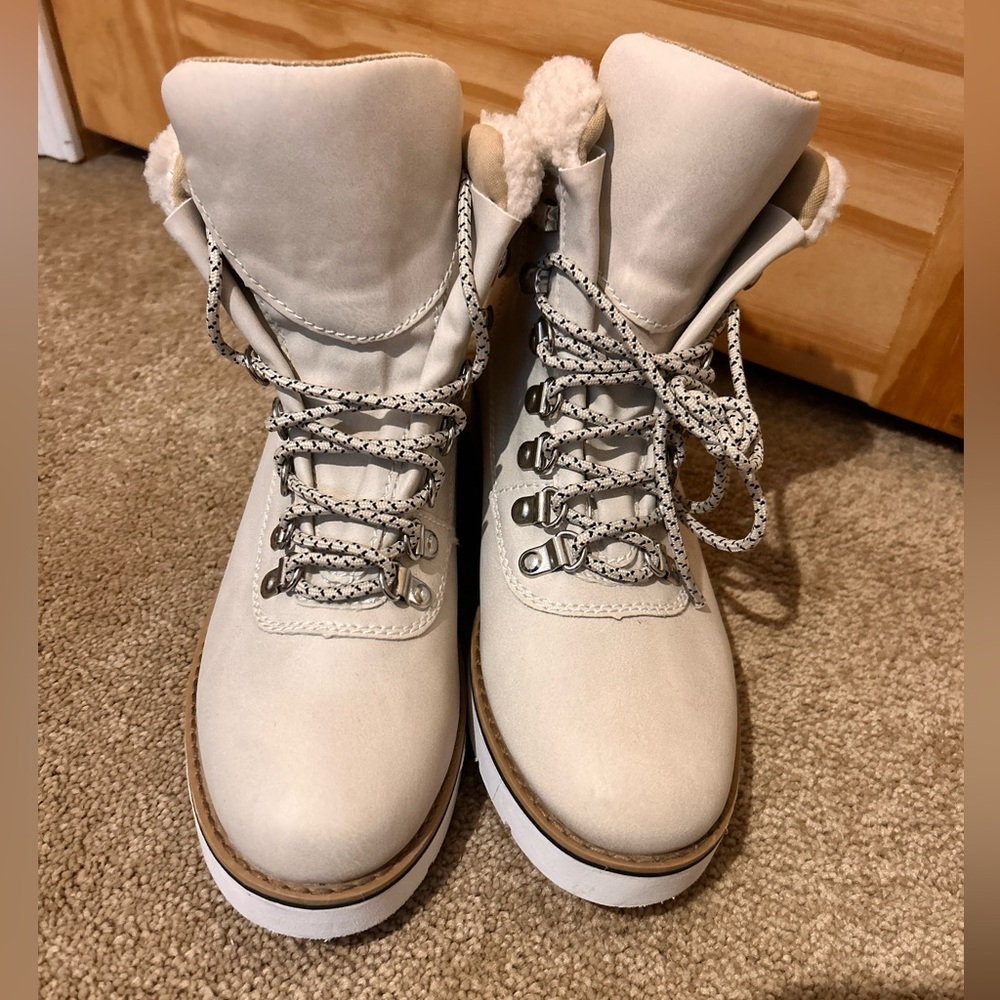 Esprit Cream Winter Boots with Black Accents